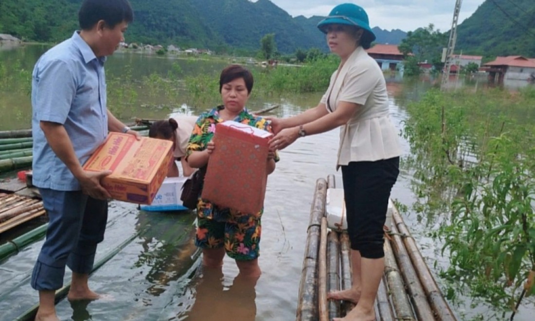 Uỷ ban Mặt trận Tổ quốc tỉnh Lạng Sơn thăm hỏi, tặng quà người dân bị ảnh hưởng do bão số 3 tại các huyện