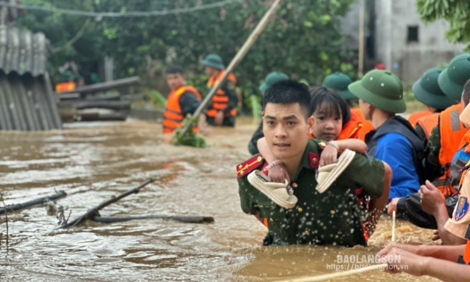 Lực lượng vũ trang tỉnh sát cánh cùng người dân trong mưa bão