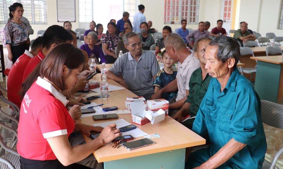 Viettel Lạng Sơn: Tặng 1000 máy điện thoại và trợ giá 20.000 máy cho khách hàng