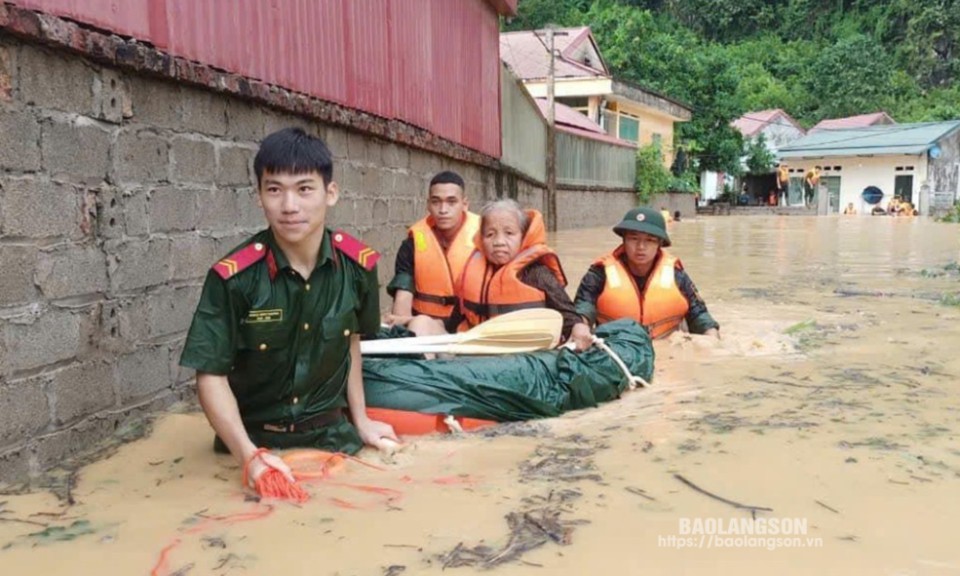 Chung sức, đồng lòng cứu trợ người dân vùng lũ