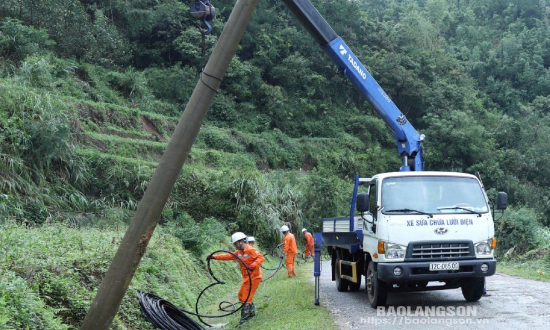 Chủ động khắc phục sự cố lưới điện, cấp điện ổn định cho các khách hàng sau bão số 3   