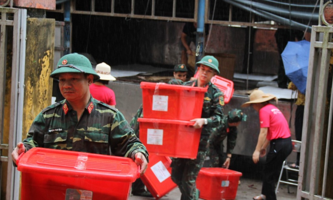 Hội Chữ thập đỏ tỉnh tiếp nhận 300 thùng hàng cứu trợ cho người dân vùng lũ từ Trung ương Hội