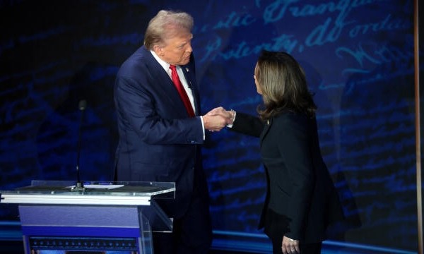 Bầu cử Mỹ 2024: Hành động bất ngờ trên truyền hình giữa bà Kamala Harris và ông Donald Trump