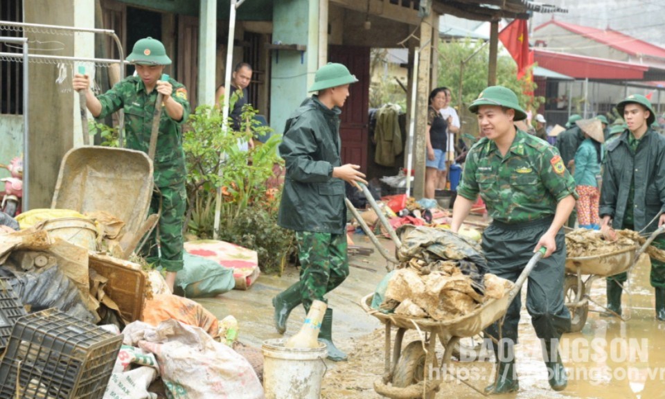 Bộ đội Biên phòng tỉnh huy động cán bộ, chiến sĩ giúp đỡ người dân xã Đề Thám, huyện Tràng Định khắc phục hậu quả mưa lũ