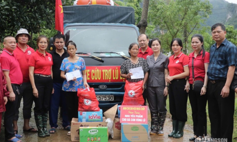 Hội Chữ thập đỏ tỉnh trao nhu yếu phẩm cứu trợ người dân vùng lũ tại huyện Văn Quan và Hữu Lũng