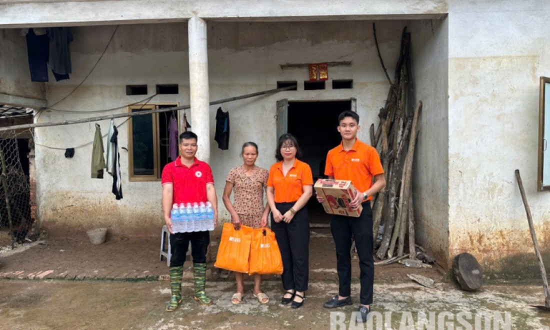 Trao tặng 75 suất quà cho các gia đình có hoàn cảnh khó khăn bị ảnh hưởng do bão số 3 tại huyện Hữu Lũng