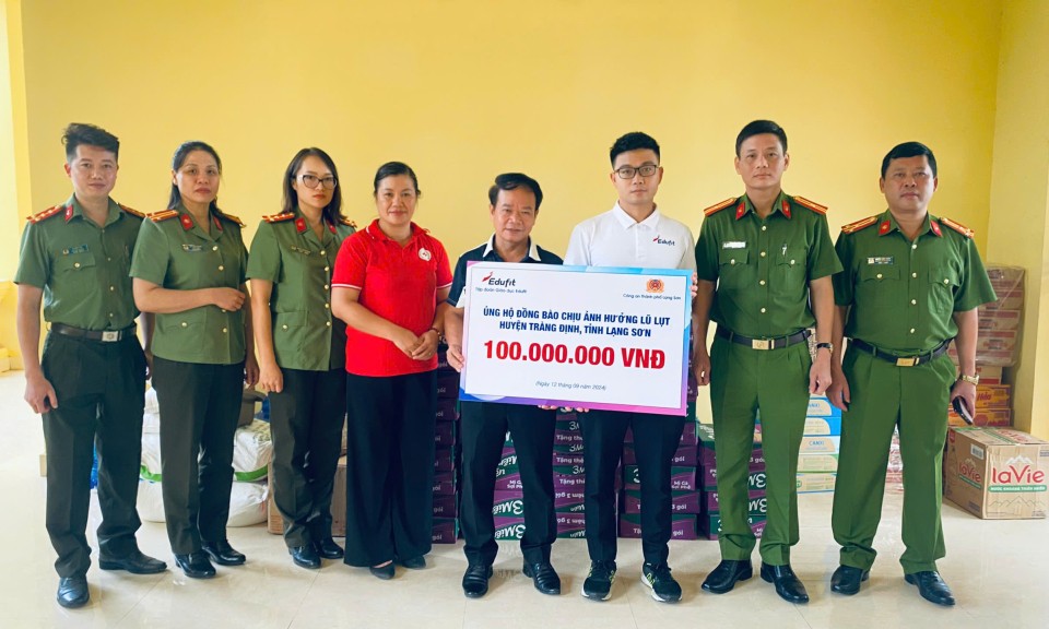 Trao tặng 100 triệu đồng hỗ trợ đồng bào lũ lụt huyện Tràng Định