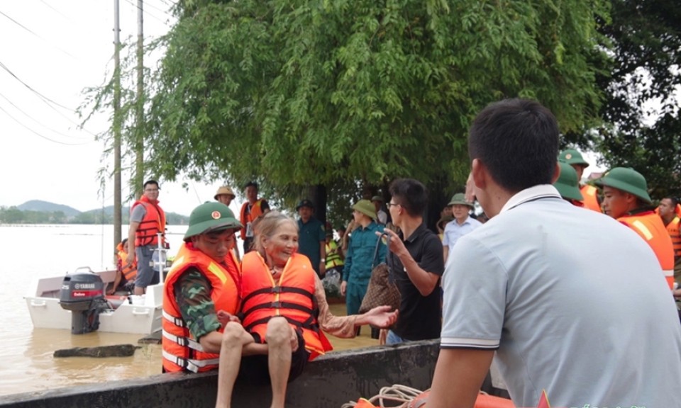 Cán bộ, chiến sĩ Quân đội tích cực giúp dân khắc phục hậu quả mưa lũ