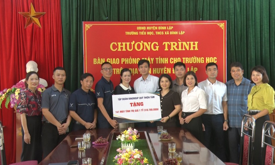 Quỹ thiện tâm - Tập đoàn Vingroup trao tặng máy tính cho các trường học trên địa bàn huyện Đình Lập