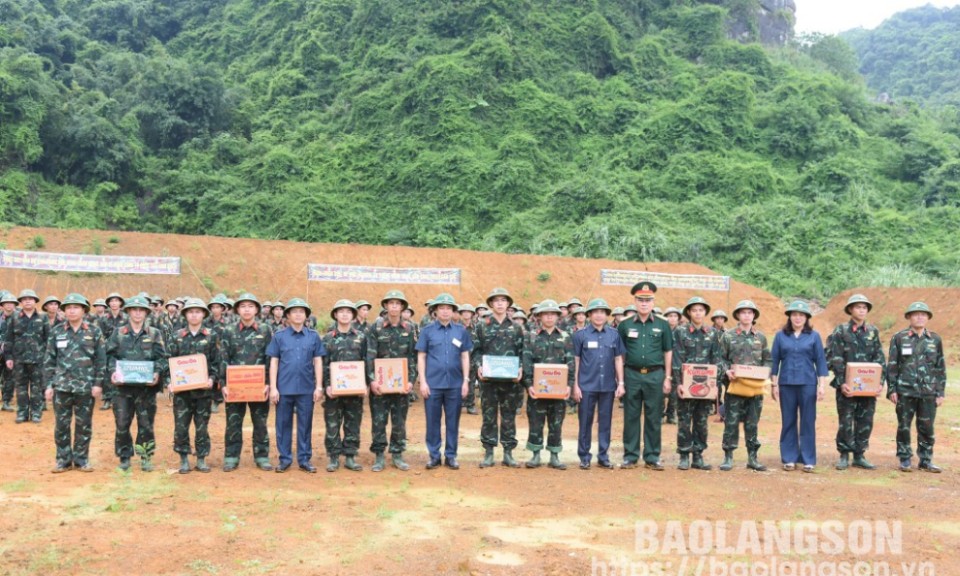 Động viên lực lượng quân nhân dự bị tham gia huấn luyện, diễn tập khu vực phòng thủ huyện Văn Lãng năm 2024