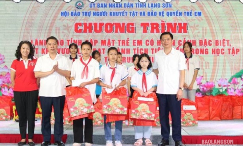 Lãnh đạo tỉnh gặp mặt học sinh có hoàn cảnh đặc biệt vượt khó vươn lên trong học tập