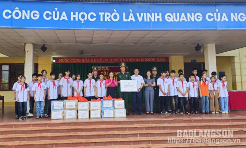 Trao tặng sách giáo khoa và đồ dùng học tập cho học sinh trên địa bàn huyện Tràng Định