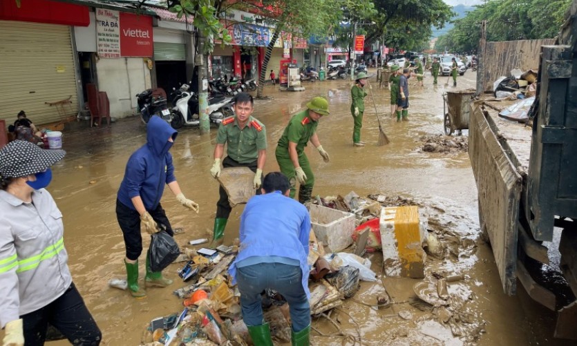 Phòng dịch bệnh sau bão lũ, người dân đừng chần chừ tiếp cận y tế