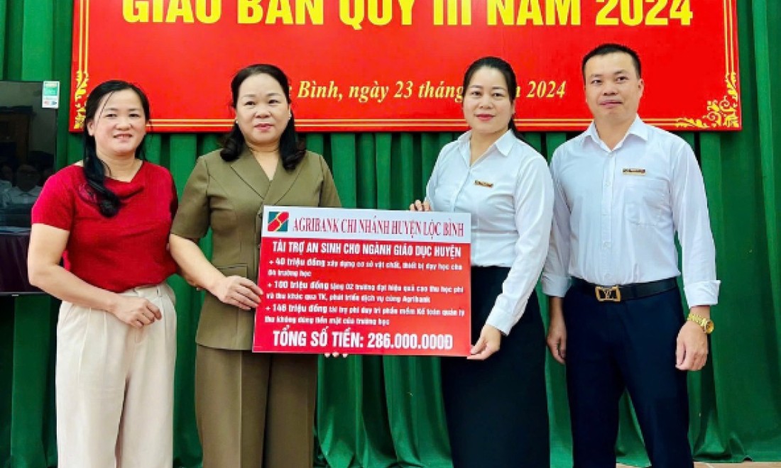 Agribank Lộc Bình trao 286 triệu đồng kinh phí tài trợ an sinh cho ngành giáo dục huyện Lộc Bình 