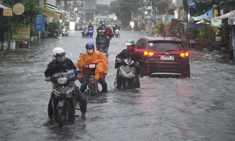 Trung Bộ, Tây Nguyên và Nam Bộ mưa lớn cục bộ về chiều tối