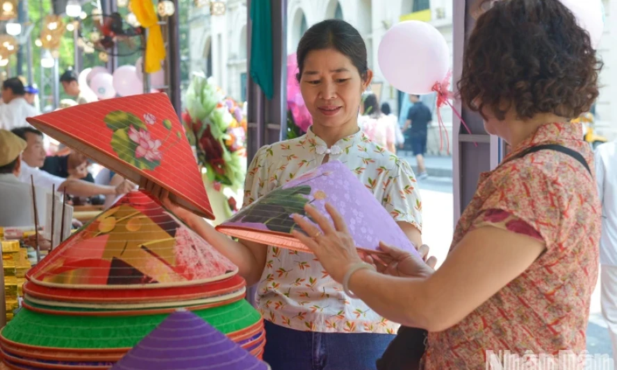 xây dựng, phát triển đất nước-lý luận và thực tiễn: Bồi đắp giá trị văn hóa làm nền tảng vững chắc để