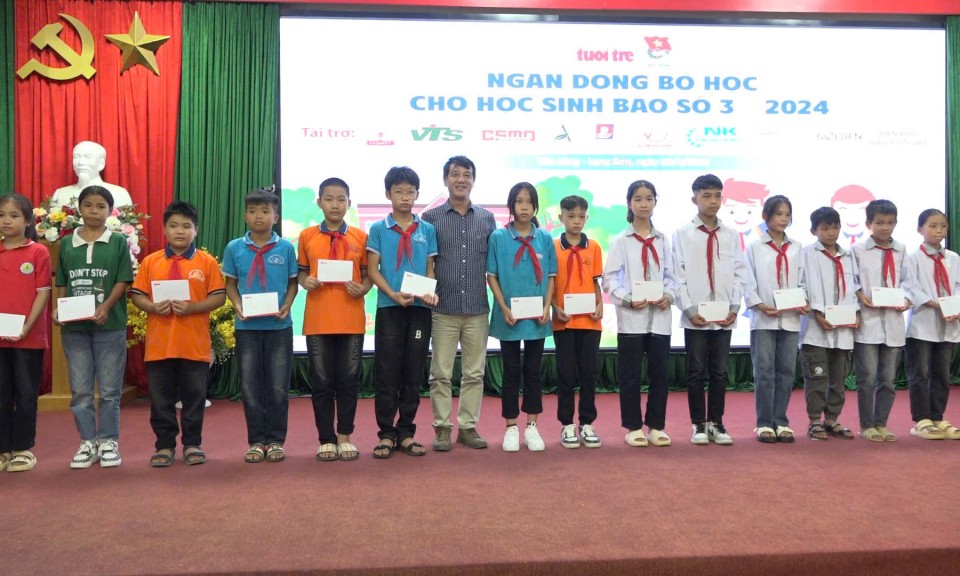 Báo Tuổi Trẻ trao tặng học bổng “Ngăn dòng bỏ học” cho học sinh các huyện Văn Lãng, Tràng Định và Văn Quan