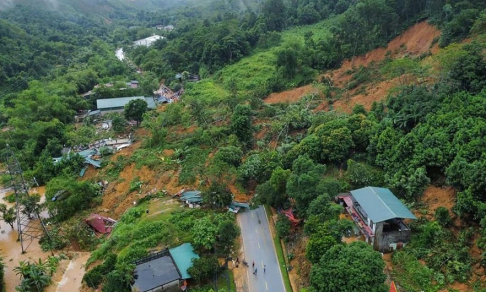 Hà Giang: Sạt lở đất đá khiến nhiều phương tiện và nhà dân bị vùi lấp