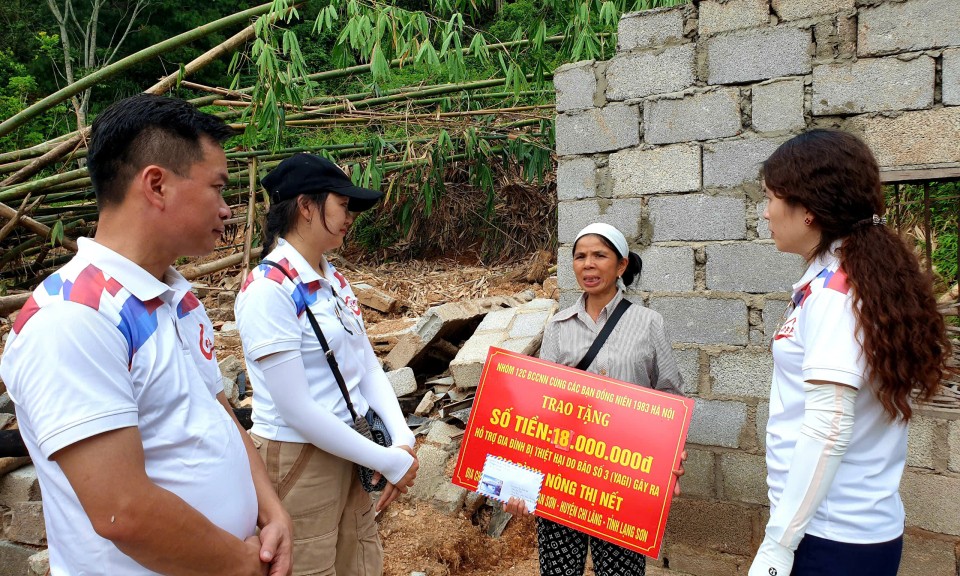 Đoàn thiện nguyện Hà Nội trao hỗ trợ người dân bị ảnh hưởng bởi cơn bão số 3 tại huyện Chi Lăng