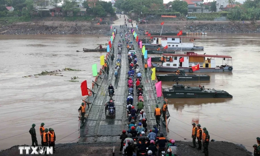 Vụ sập cầu Phong Châu: Chính thức thông xe cầu phao nối hai bờ sông Hồng