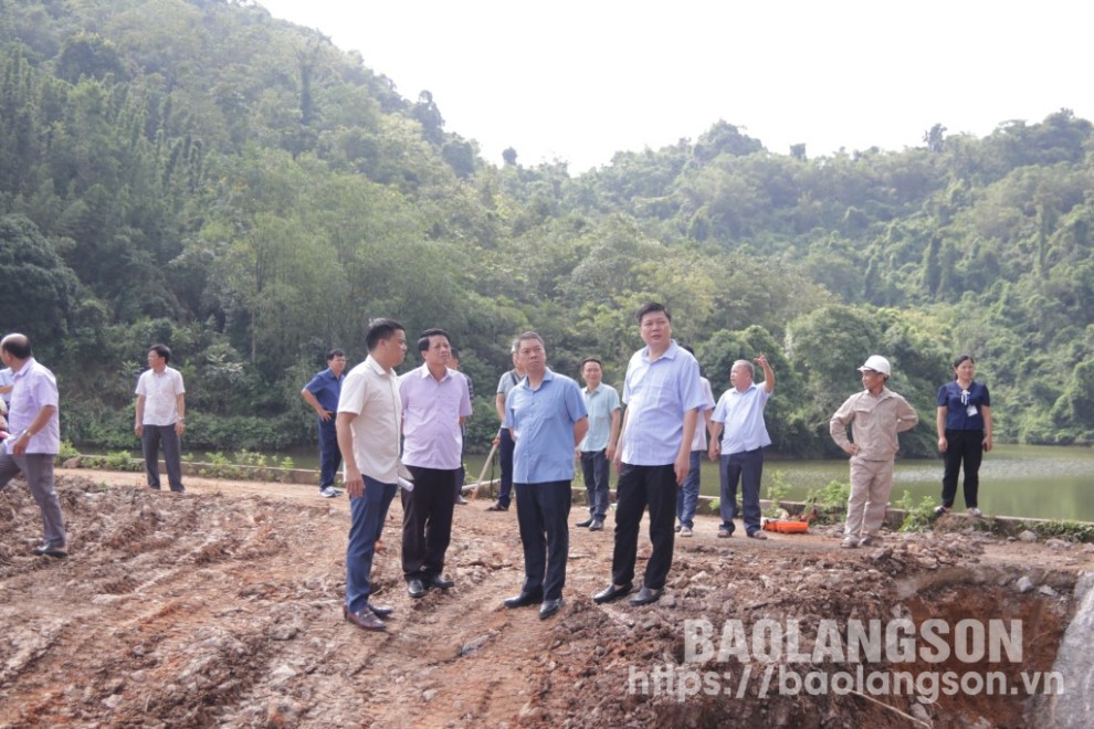 Đoàn công tác kiểm tra thực tế công trình đường giao thông trên địa bàn xã An Sơn, huyện Văn Quan