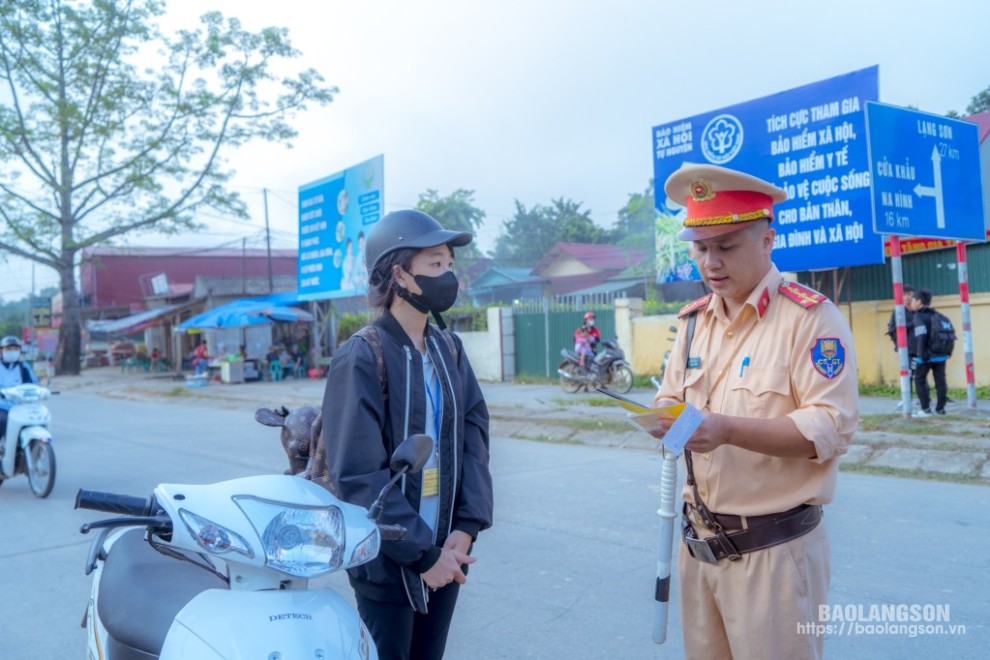 Cán bộ, chiến sĩ của tổ công tác của Đội CSGT-TT Công an huyện Văn Lãng kiểm tra giấy tờ xe đối với học sinh tham gia giao thông.