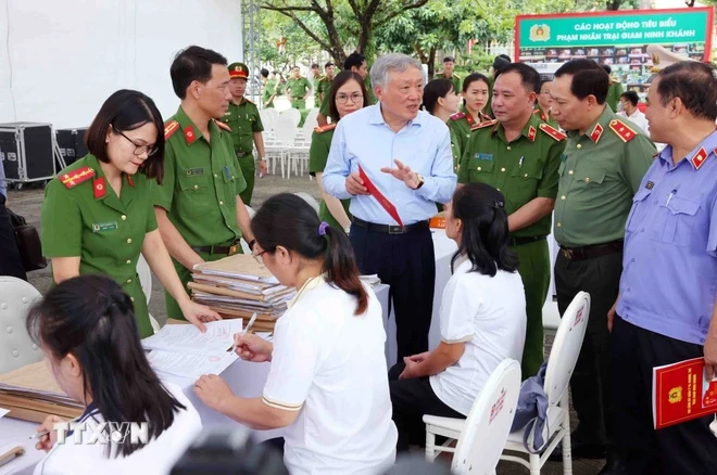 Phó Thủ tướng Thường trực Nguyễn Hoà Bình kiểm tra, chứng kiến cán bộ trại giam Ninh Khánh làm các thủ tục cho người được đặc xá năm 2024. (Ảnh: Phạm Kiên/TTXVN)