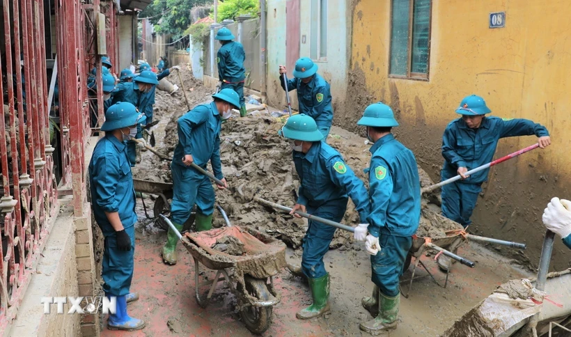 Lực lượng dân quân tự vệ huyện Mù Cang Chải và Văn Chấn tham gia khắc phục hậu quả bão số 3. (Ảnh: Tuấn Anh/TTXVN)