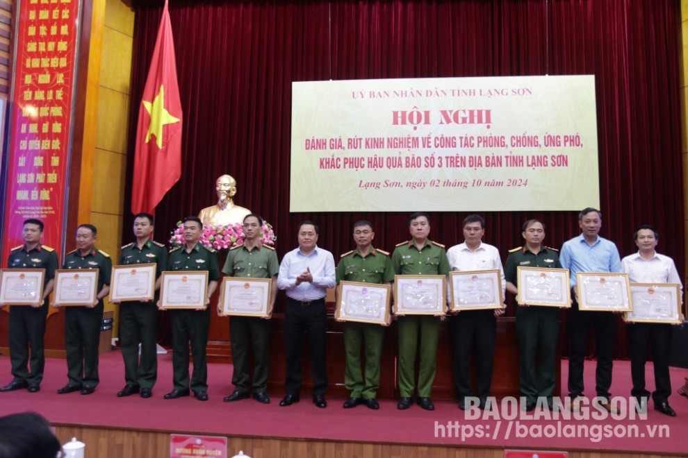 Đồng chí Hồ Tiến Thiệu, Phó Bí thư Tỉnh ủy, Chủ tịch UBND tỉnh tặng Bằng khen cho đại diện các tập thể