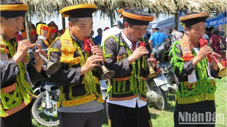 Các chàng trai người Dao Mẫu Sơn thổi kèn Pí Lè trong ngày hội xuân.