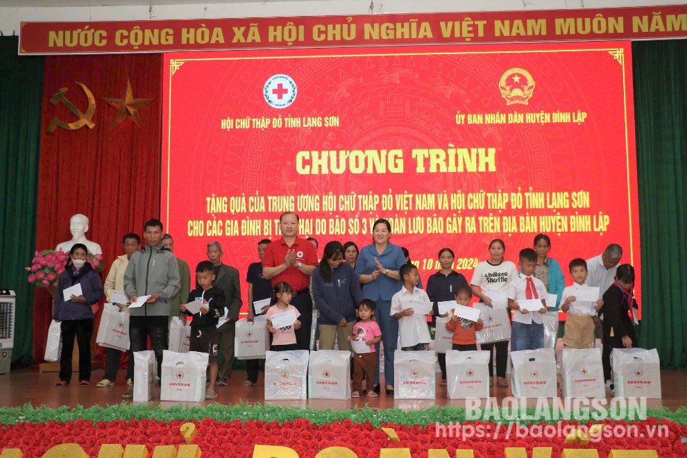 Lãnh đạo Hội Chữ thập đỏ tỉnh trao quà cho các hộ dân có hoàn cảnh khó khăn bị ảnh hưởng bởi bão lũ tại huyện Đình Lập