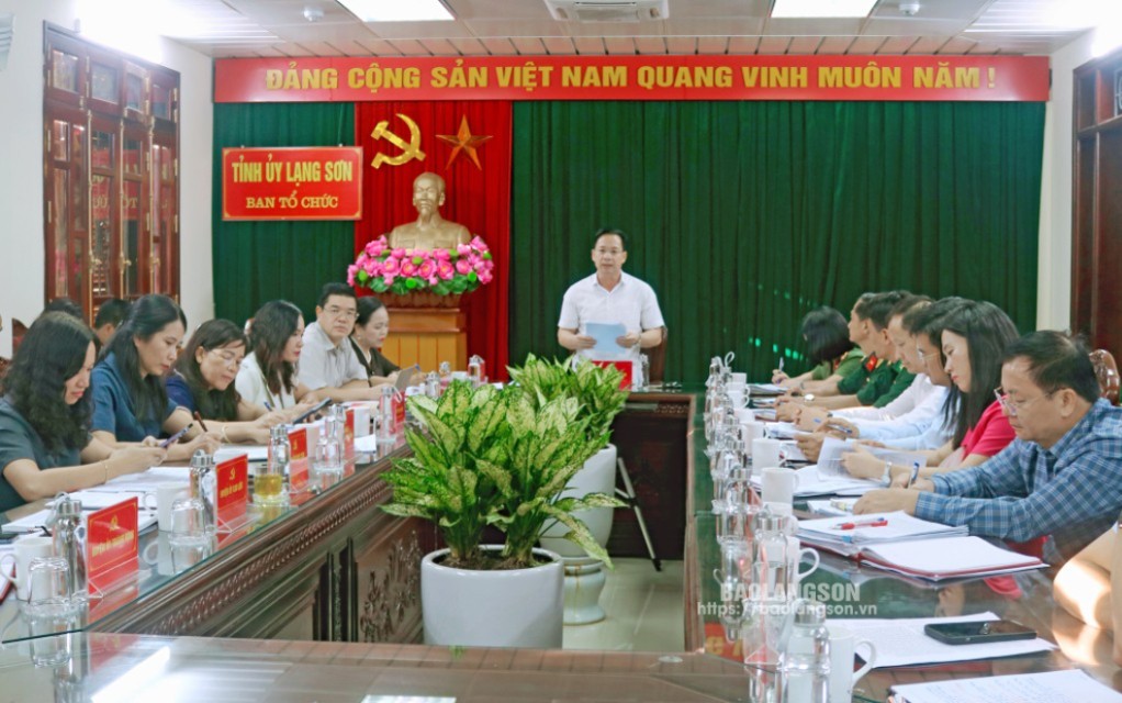 Đồng chí Hoàng Văn Nghiệm, Phó Bí thư Thường trực Tỉnh ủy, Trưởng Đoàn Đại biểu Quốc hội tỉnh phát biểu tại điểm cầu tỉnh Lạng Sơn