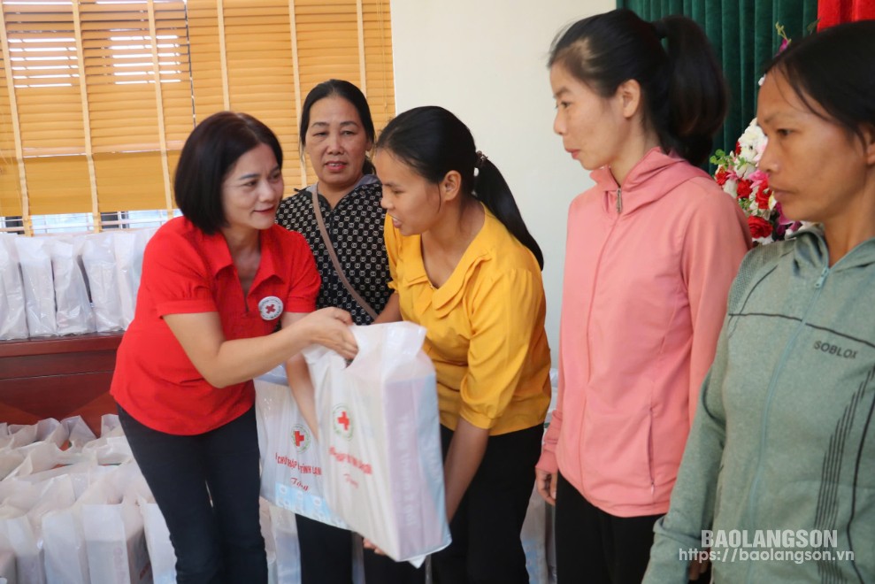 Lãnh đạo Hội Chữ thập đỏ tỉnh trao quà cho các hộ dân bị ảnh hưởng bởi cơn bão số 3 tại xã Hoàng Văn Thụ, huyện Văn Lãng