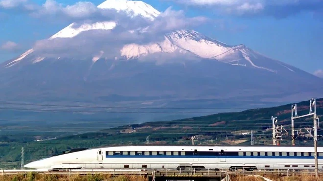 Một chuyến tàu Shinkansen chạy qua núi Phú Sĩ. (Nguồn: AFP/Getty Images)