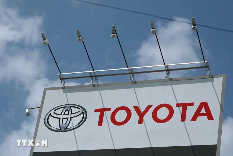 Biểu tượng hãng Toyota tại cửa hàng ở Tokyo, Nhật Bản. Ảnh: AFP/TTXVN