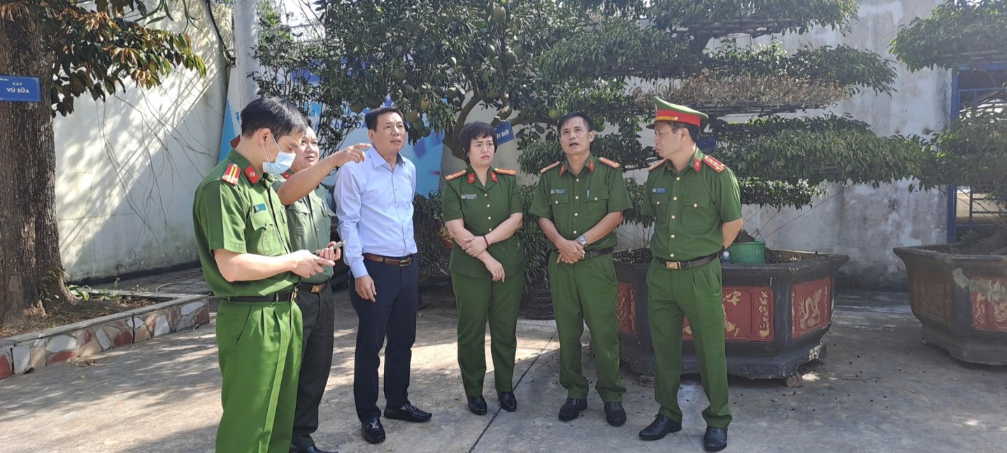 Lãnh đạo UBND thành phố cùng Lãnh đạo Công an thành phố có mặt tại hiện trường vụ cháy để kịp thời chỉ đạo khắc phục.