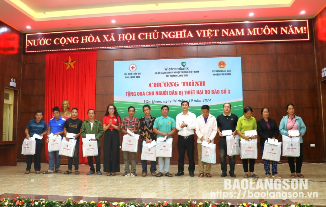 Lãnh đạo Hội Chữ thập đỏ tỉnh và UBND huyện Văn Quan trao quà cho các hộ dân bị ảnh hưởng bởi cơn bão số 3 trên địa bàn huyện Văn Quan