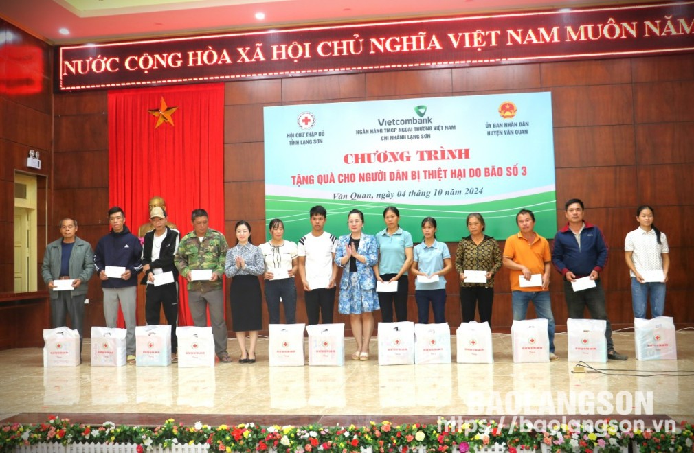 Đại diện lãnh đạo Vietcombank Lạng Sơn và Huyện ủy Văn Quan trao quà cho các hộ dân bị ảnh hưởng bởi cơn bão số 3 tại huyện Văn Quan