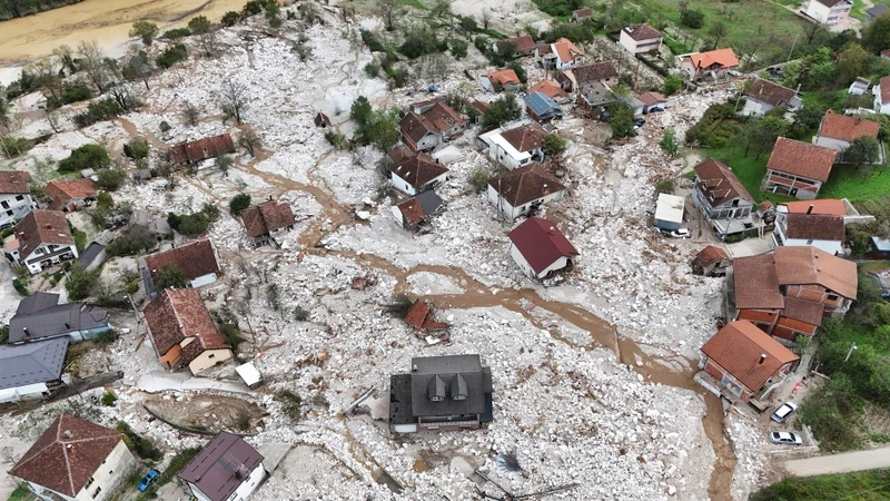 Một khu dân cư bị ngập lụt ở Donja Jablanica, Bosnia và Herzegovina ngày 4/10. (Ảnh: Reuters)