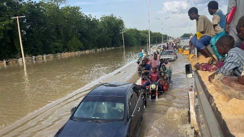 Người dân ở Maiduguri, phía bắc bang Borno, Nigeria, di tản trước ảnh hưởng của lũ lụt, ngày 15/9/2024. (Ảnh: Reuters)