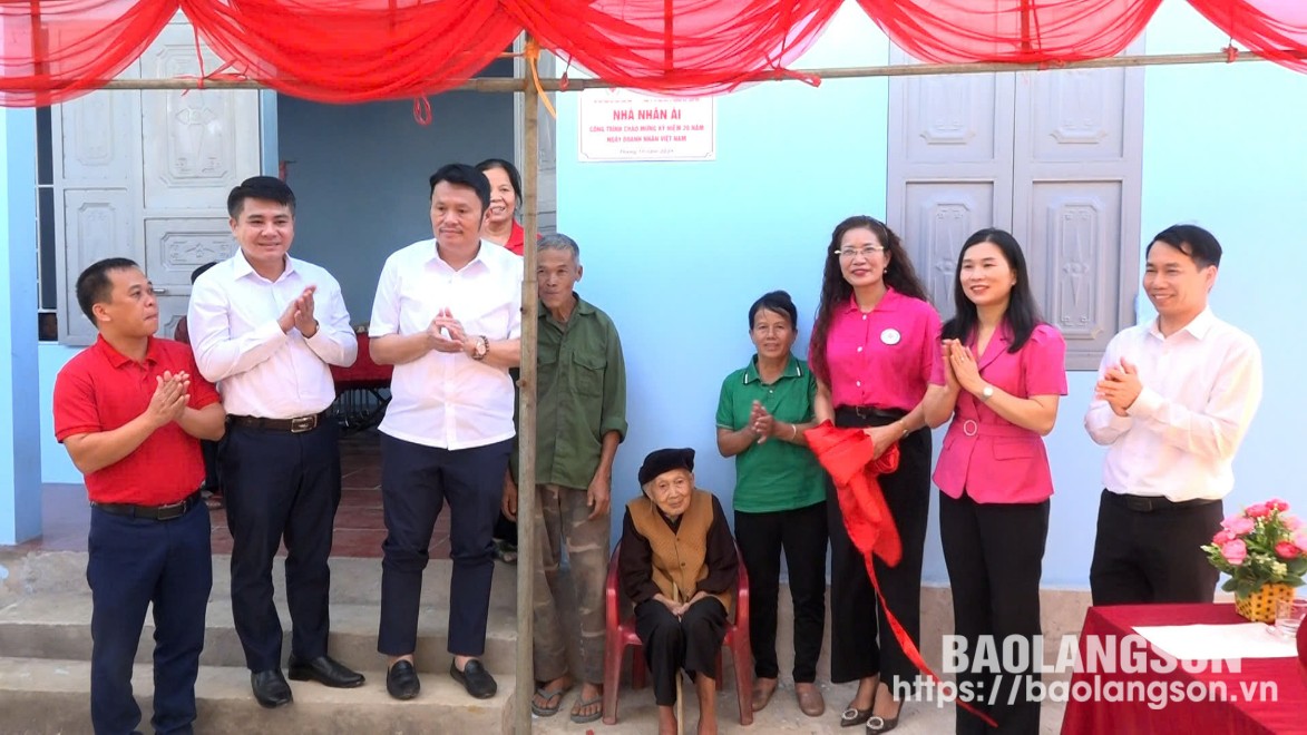 Các đại biểu kéo băng khánh thành, bàn giao nhà nhân ái cho gia đình ông Vi Văn Thơi, thôn Làng Giang, xã Gia Lộc, huyện Chi Lăng