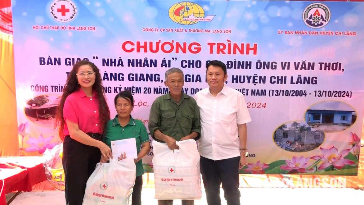 Lãnh đạo Hội Chữ thập đỏ tỉnh và Công ty Cổ phần Sản xuất và Thương mại Lạng Sơn trao quà cho các hộ có hoàn cảnh khó khăn trên địa bàn xã Gia Lộc