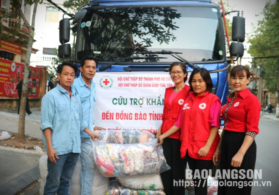 Lãnh đạo Hội Chữ thập đỏ tỉnh tiếp nhận nguồn hàng, nhu yếu phẩm do Hội Chữ thập đỏ thành phố Hồ Chí Minh, Hội Chữ thập đỏ quận Bình Tân, Tân Phú hỗ trợ