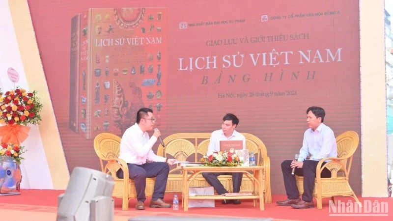 Giao lưu và giới thiệu sách “Lịch sử Việt Nam bằng hình” tại Hội sách Hà Nội.