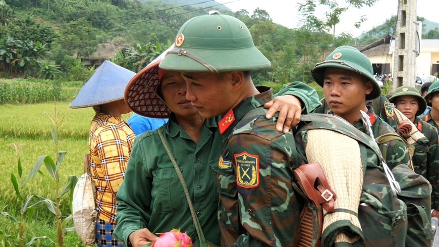  Bà con Làng Nủ lưu luyến chia tay cán bộ, chiến sĩ Trung đoàn 98. Ảnh: KIÊN CHƯƠNG