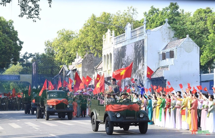 Hình ảnh đoàn quân tiếp quản Thủ đô Hà Nội năm 1954 được tái hiện trong “Ngày hội văn hóa vì hòa bình”. Ảnh: PHẠM HƯNG