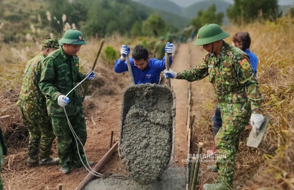 Thanh niên huyện Lộc Bình tham gia bê tông đường lên mốc quốc giới tại xã Tam Gia                          Ảnh:  HOÀNG VƯƠNG