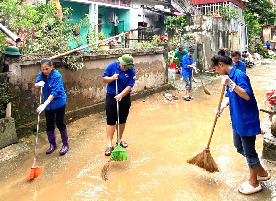 Thanh niên thị trấn Na Sầm, huyện Văn Lãng vệ sinh môi trường sau mưa bão 