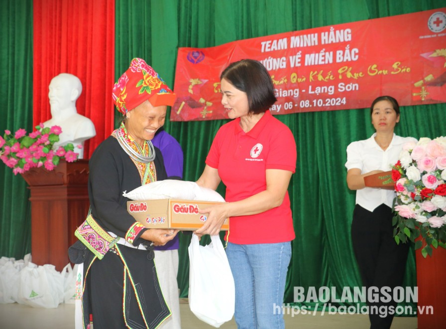 Lãnh đạo Hội Chữ thập đỏ tỉnh trao quà cho hộ dân bị ảnh hưởng bởi cơn bão số 3 tại xã Nhất Tiến, huyện Bắc Sơn