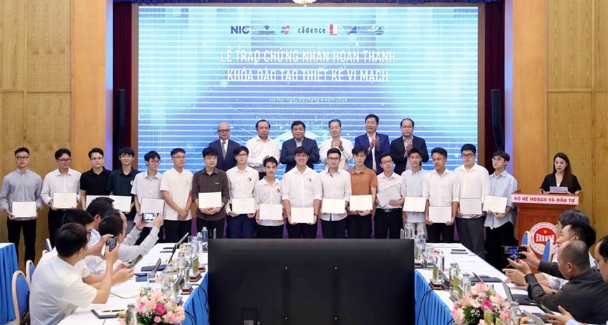 70 học viên được cấp học bổng và hoàn thành khóa học thiết kế vi mạch chuyên sâu dưới sự hỗ trợ của doanh nghiệp. 